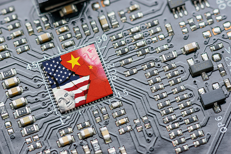 Ein Chip mit einem Bild der US und China-Flagge