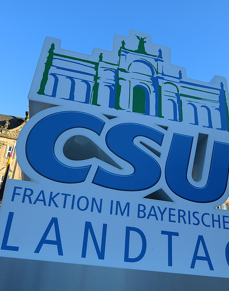 Das Logo der Landtagsfraktion 2022 im Innenhof von Banz Das Logo der Landtagsfraktion 2022 im Innenhof von Banz