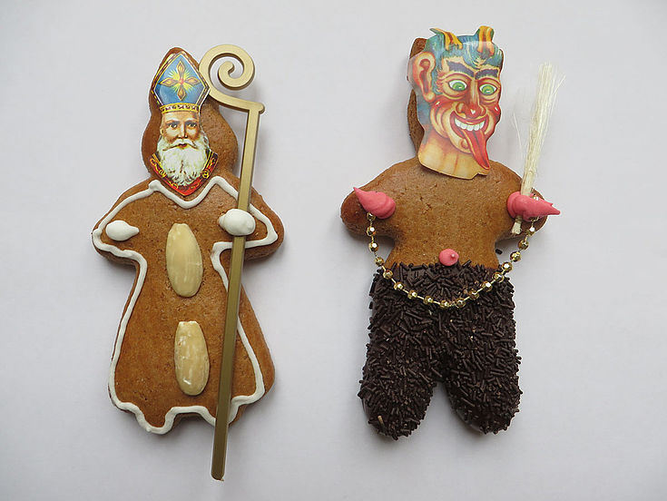 Zwei Lebkuchenmänner mit dem Gesicht vom Nikolaus und der Fratze eines Dämonen