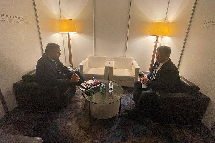 Mayer und Poroschenko sitzen in einem Separee und sprechen vertraulich miteinander