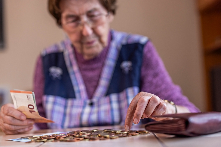 Seniorin zählt Geld.