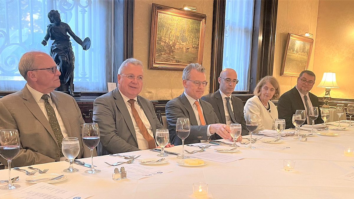 Führende Köpfe Washingtons hören gebannt der Analyse des Stiftungsvorsitzenden zu: Von links nach rechts – Anders Aslund (Ukraine-Experte), Markus Ferber (HSS-Vorsitzender, MdEP), Jeff Rathke (Präsident des American German Institute), James Miller (Europa-Direktor im US-Außenministerium und ab Sommer 2024 neuer US-Generalkonsul in München), Gale Mattox (US Naval Academy) und Eric Langenbacher (Georgetown University).