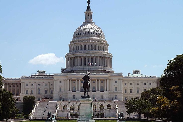 Das Capitol in Washington. Riesiger Prachtbau aus Marmor mit gewaltiger zentraler Kuppel.