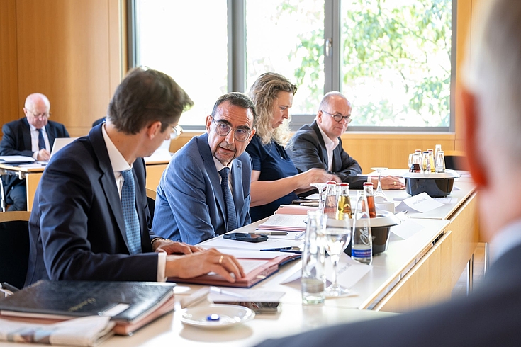 Der Vorstand der Hanns-Seidel-Stiftung bestellte auf Vorschlag des Stiftungsvorsitzenden Prof. Klaus Holetschek (Zweiter von links), MdL, in seiner heutigen Sitzung Dr. Stefan Ebner (links) zum Generalsekretär.
