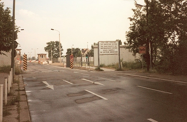 DDR-Checkpoint von Westberlin aus gesehen im Juni 1989.