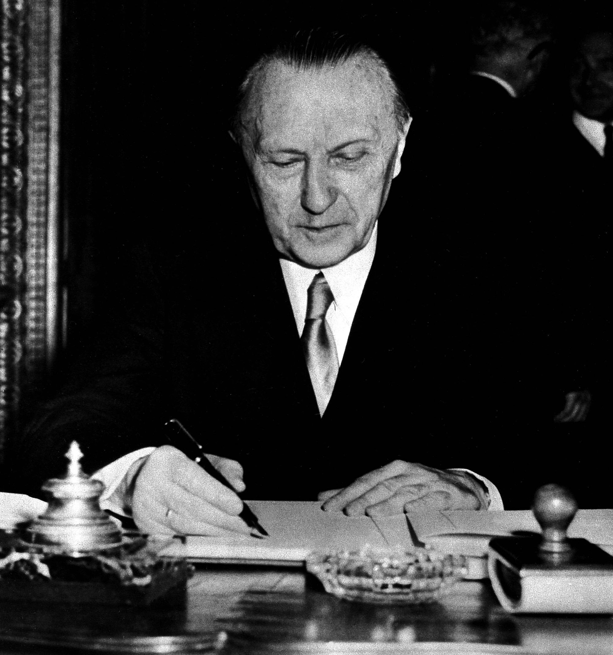 Konrad Adenauer (1876 bis 1967), erster Bundeskanzler der Bundesrepublik Deutschland (von 1951 bis 1955), unterzeichnet den Schuman-Plan am 18. April 1951 in Paris. 