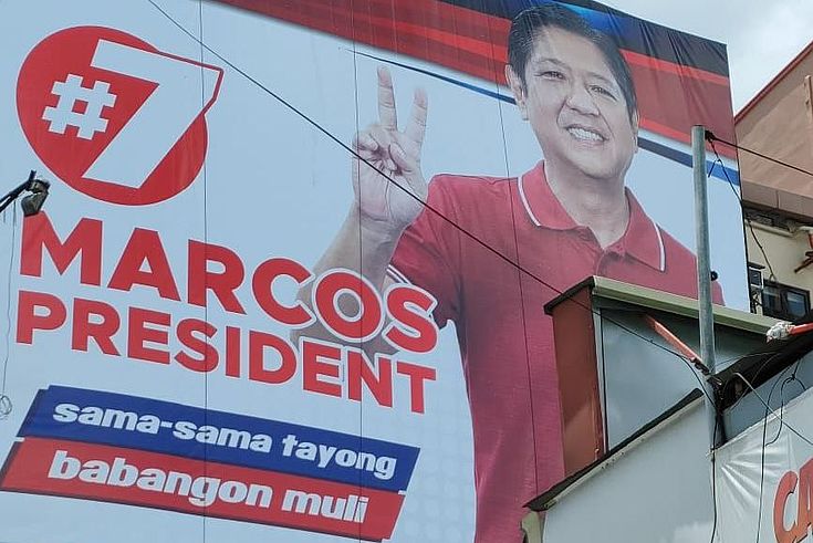 Ein überdimensional großes Wahlplakat von "Bongbong" Marcos Jr. an einer Hauswand weist auf den Wahlkampf und die Wahlen am 09. Mai in den Philippinen hin.