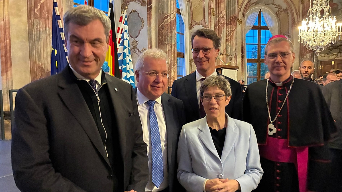 Dr. Markus Söder, MdL, Bayerischer Ministerpräsident; Markus Ferber, MdEP, Vorsitzender der Hanns-Seidel-Stiftung; Annegret Kramp-Karrenbauer, Vorsitzende der Konrad-Adenauer-Stiftung e. V.; Hendrik Wüst, MdL, Ministerpräsident von Nordrhein-Westfalen; Bischof Heiner Wilmer, SCJ, Vorsitzender der Deutschen Bischofskonferenz.