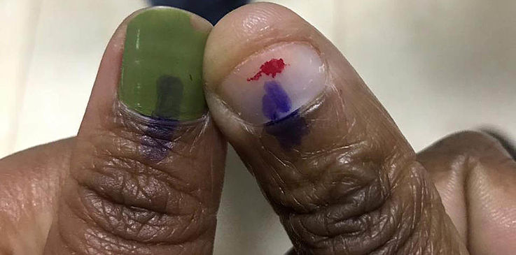 Zwei Finger mit wasserfester Farbe als Zeichen, dass diese Person bereits gewählt hat