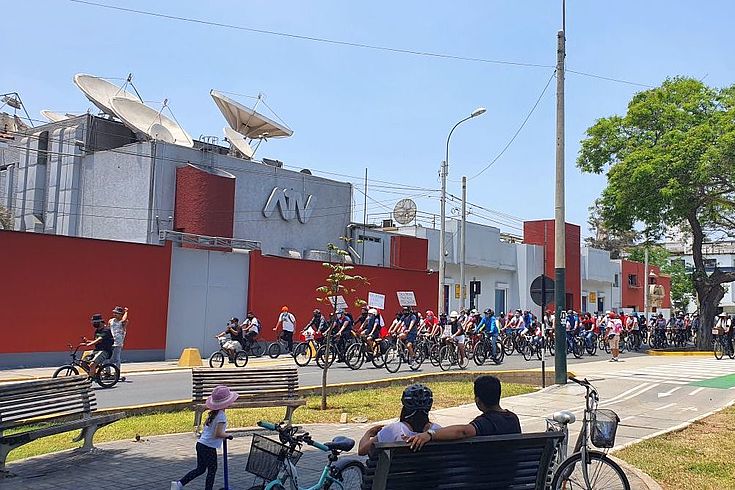 Die Zivilgesellschaft zeigt Stärke: In Lima protestieren Bürger in einer Fahrraddemonstration gegen die Politik von Interimspräsident Manuel Merino.