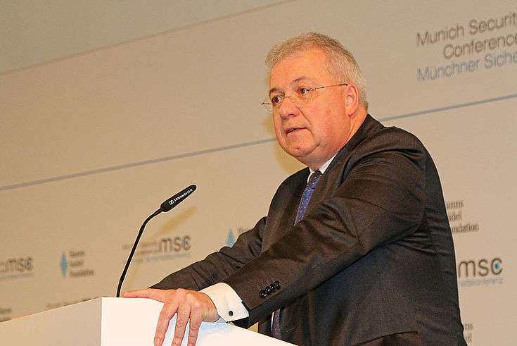 „Ganz bewusst haben wir unsere Veranstaltung mit einem Fragezeichen versehen. Die Zukunft der Christen im Irak und in Syrien scheint zumindest aus unserer beobachtenden Perspektive ebenso wenig in Stein gemeißelt zu sein wie die der Jesiden, Shabak, Turkmenen und anderer Minderheiten in dieser Region.“ (Markus Ferber, MdEP)