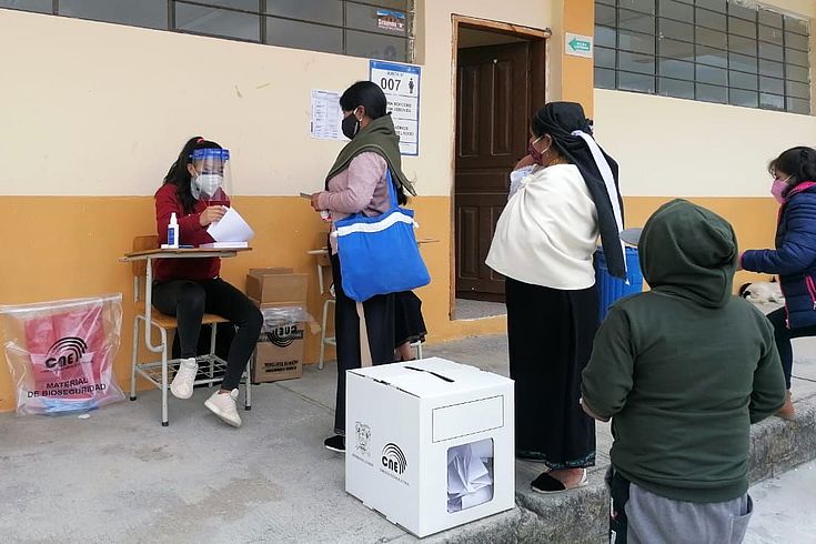 Wegen der Coronapandemie fand in Ecuador die Stimmenabgabe oft im Freien statt.