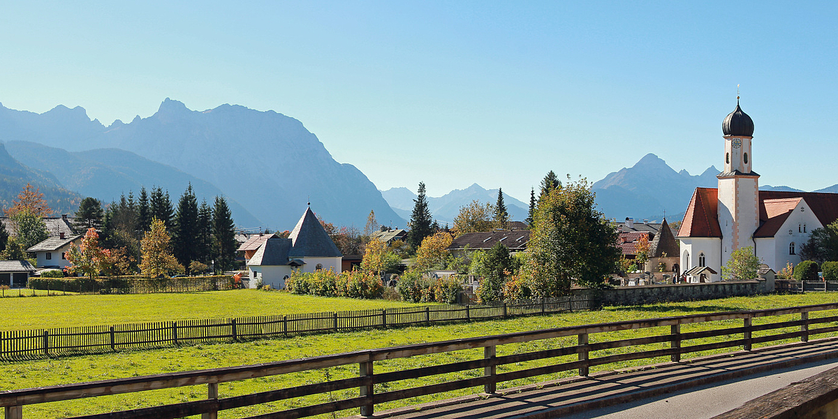 Dorf im Alpenvorland mit einer Kirche