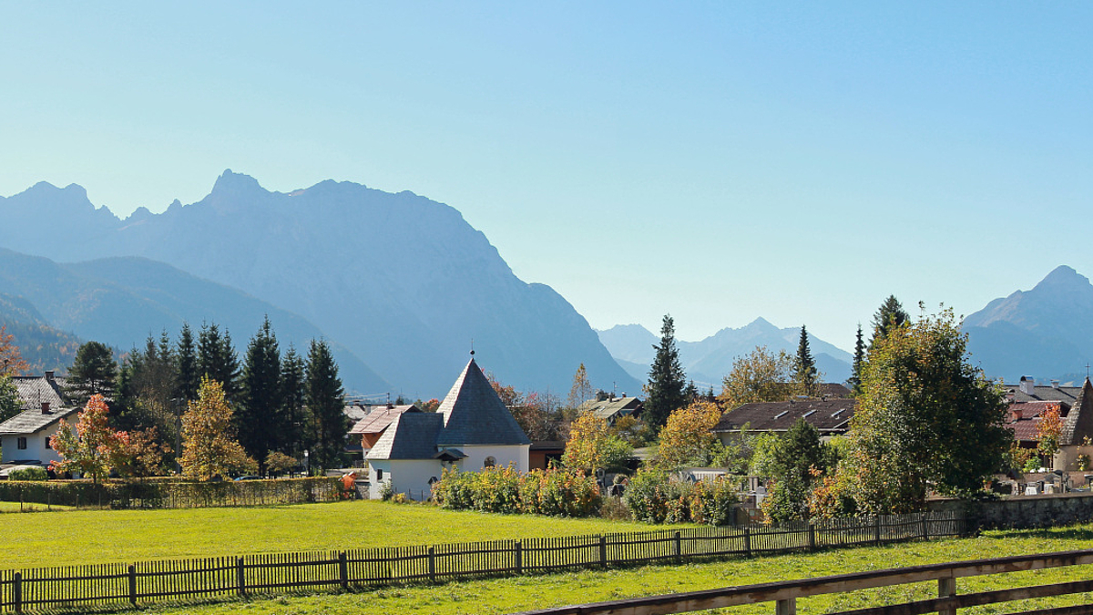 Dorf im Alpenvorland mit einer Kirche