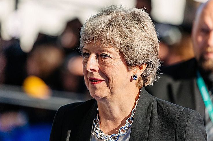 Theresa May mit prominenter Halskette