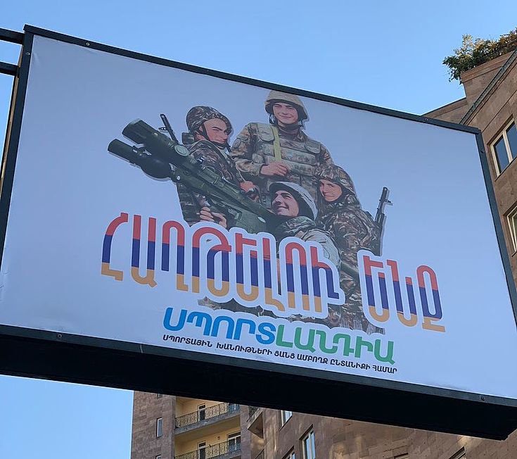 Lächelnde Soldaten auf Werbetafeln