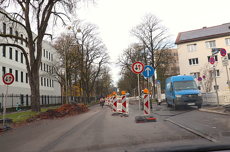 Baustelle in einem städtischen Wohngebiet