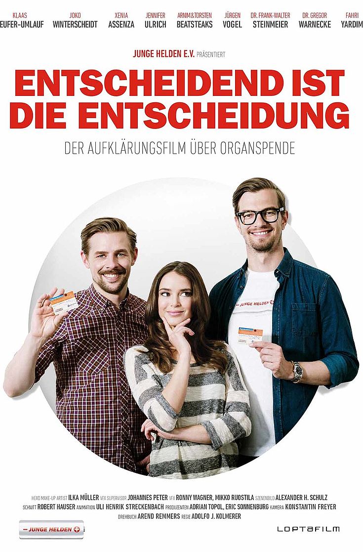 Auf einem Filmplakat sieht man neben dem Titel: Entscheidend ist die Entscheidung, zwei junge Männer halten halten einen Ausweis in die Kamera und lächeln, in ihrer Mitte eine junge Frau die die Hand am Kinn hält. 