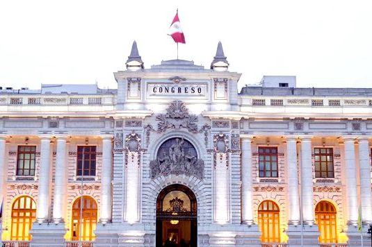 Die hellerleuchtete Fassade des Kongressgebäudes in Lima (Peru)
