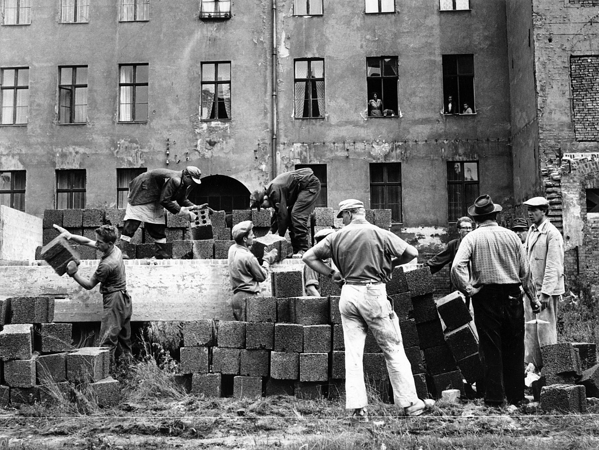 Am Morgen des 13. Augusts 1961 begannen Soldaten und Bauarbeiter mit dem Bau der Berliner Mauer an der Bernauer Straße auf der Ostseite der Stadt.