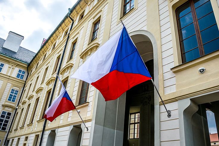 Die tschechische Flagge vor einem Torbogen