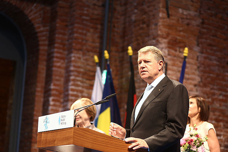 Präsident Klaus Werner Iohannis ist seit dem 21. Dezember 2014 Rumäniens Staatsoberhaupt. 2018 erhielt er von der Hanns-Seidel-Stiftung den Franz-Josef-Strauß Preis für seine Verdienste um Demokratie und Rechtsstaatlichkeit.
