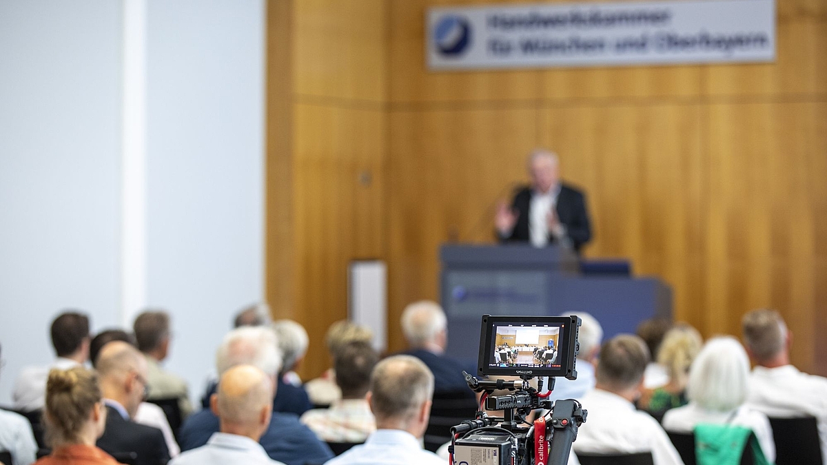 Eine Kamera wurde im Plenum installiert, um die Veranstaltung aufzuzeichnen.