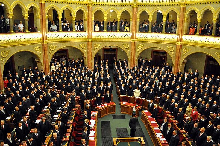 Ungarns Parlament von innen. Gerade hat sich das voll besetzte Haus geschlossen erhoben, wegen einer Schweigeminute oder einer Vereidigung vermutlich...