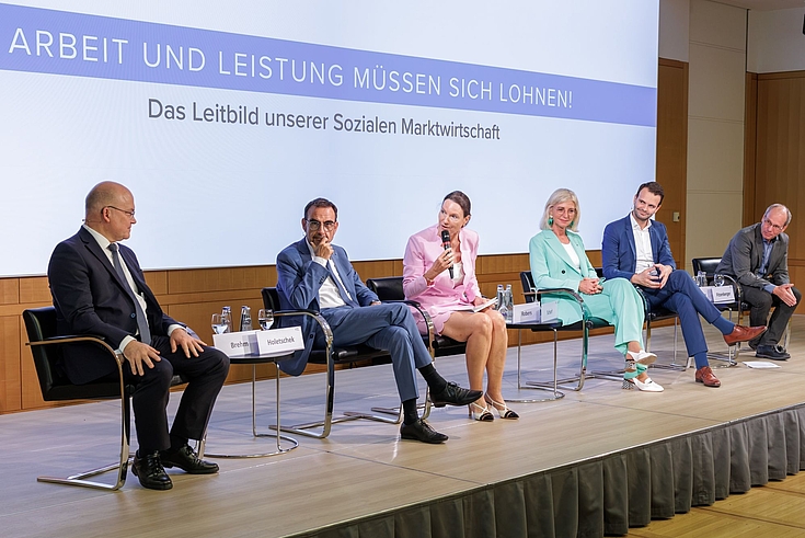 Die Podiumsteilnehmer waren sich einig, dass der Sozialstaat nur durch eine enge Verbindung von sozialer Verantwortung, wirtschaftlicher Stärke und individueller Leistungsbereitschaft in einer sich wandelnden Arbeitswelt dauerhaft bestehen kann.