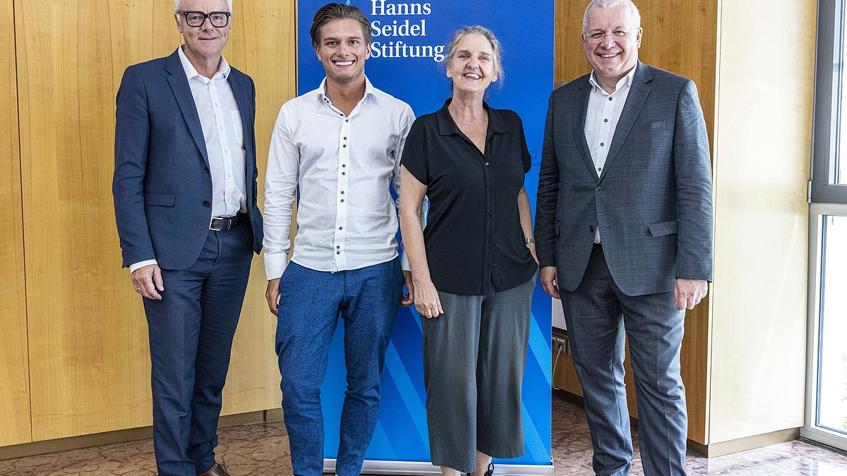 v.li. Dr. Frank Hüpers, Hauptgeschäftsführer der Handwerkskammer für München und Oberbayern, Manuel Landerer, Geschäftsführer von Landerer Energie GmbH, Prof. Dr. Elke Schmid, Geschäftsführende Direktorin des  Bamberger Zentrums für Künstliche Intelligenz (BaCAI) und Inhaberin des Lehrstuhls für Kognitive Systeme an der Universität Bamberg, und der Europaabgeordnete Markus Ferber.