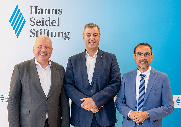 Wichtiger Tag für die HSS: Markus Ferber, ehemaliger Vorsitzender der Hanns-Seidel-Stiftung und MdEP, Dr. Markus Söder, Bayerischer Ministerpräsident und MdL, und Prof. Klaus Holetschek, neuer Vorsitzende der Hanns-Seidel-Stiftung sowie Vorsitzender der CSU-Fraktion im Bayerischen Landtag und Staatsminister a. D.