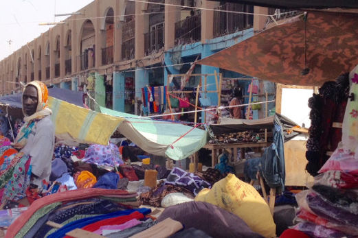 Händler mit bunten Stoffen auf einem mauretanischen Markt
