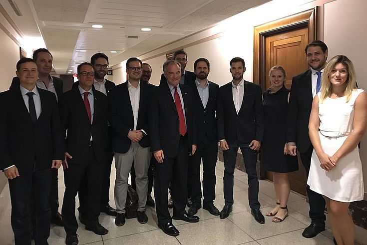 Begegnung mit Senator Tim Kaine aus Virginia (D), dem Vizepräsidentschaftskandidat von Hillary Clinton am Capitol Hill (Mitte, rote Krawatte)