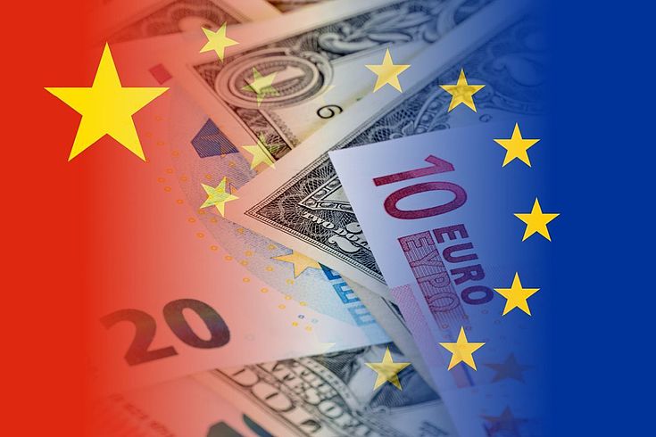 EU-Sterne und China-Stern mit Geldscheinen in der Mitte.