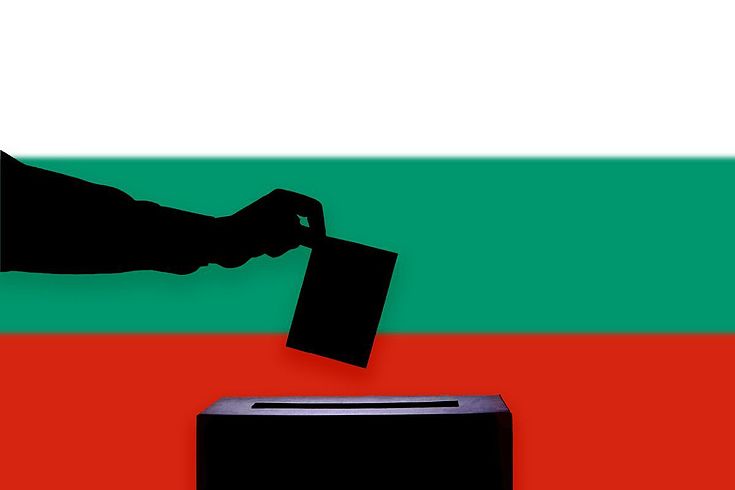 Flagge Bulgariens mit einer stilisierten Hand, die einen Zettel in eine Urne wirft