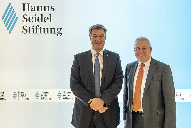 Dr. Markus Söder (links) mit Markus Ferber, MdEP. Beide lachen freundlich. 
