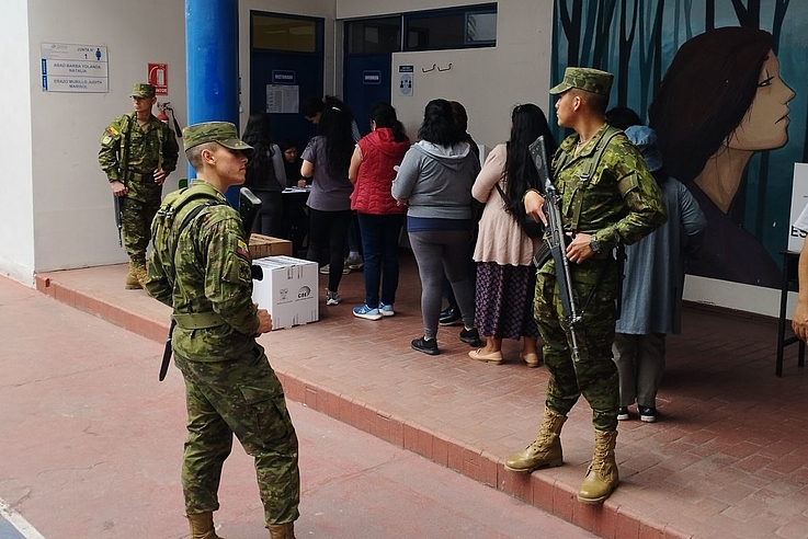 Soldaten vor einem Wahllokal