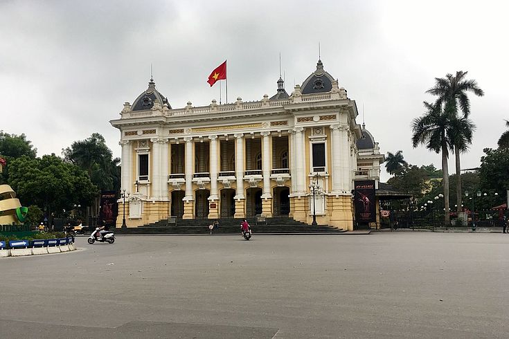 Zur Zeit der Corona-Epidemie ist dieser Platz vor der Oper in Hanoi völlig ruhig, während sonst hier ein unübersichtliches Meer von Mopeds zu sehen und hören ist 