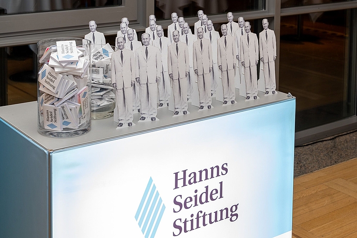 Hanns Seidel - in klein und aus Pappe