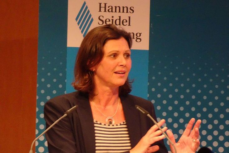 Staatsministeriin Ilse Aigner spricht gestenreich zum Publikum vor HSS-Rückwand im HSS-Konferenzzentrum. München