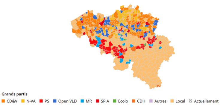Karte Belgiens mit den Wahlkreisen und ihrem jeweiligen Stimmverhalten. Nord-Süd-Gefälle wird deutlich.  