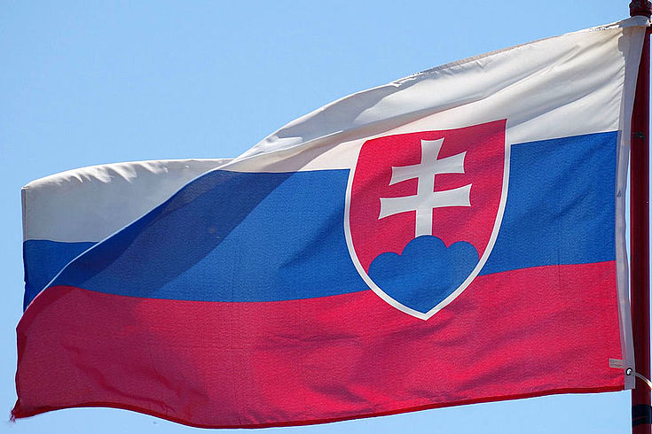 Flagge der Slowakei. Drei horizontale Balken und ein Schild mit einem Doppelkreuz