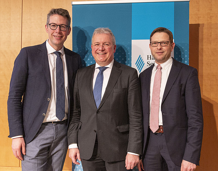 Amtseinführung von Markus Ferber, MdEP, als Vorsitzender der Hanns-Seidel-Stiftung: Der damalige CSU-Generalsekretär Markus Blume (links), HSS-Vorsitzender Markus Ferber und ehemalige Generalsekretär Oliver Jörg (rechts). Markus Blume: „Markus Ferber verkörpert in seiner Person das Vereinende, als Schwabe und Bayer, als Deutscher, als Europäer.“ 