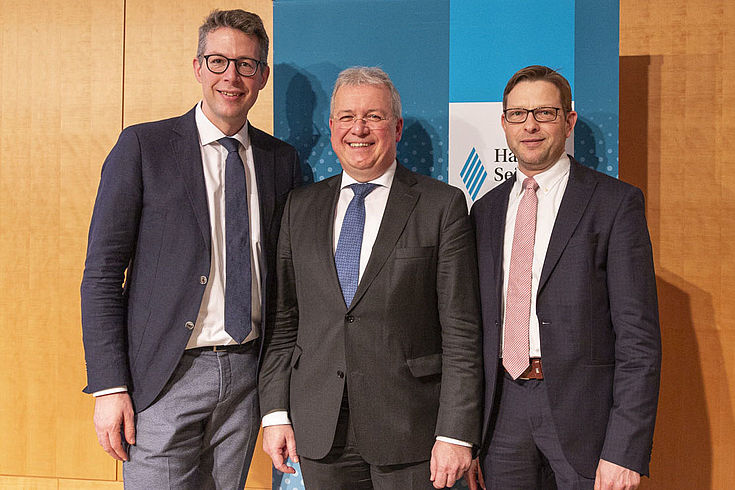 CSU-Generalsekretär Markus Blume (links), HSS-Vorsitzender Markus Ferber und Generalsekretär Oliver Jörg (rechts). "Markus Ferber verkörpert in seiner Person das Vereinende, als Schwabe und Bayer, als Deutscher, als Europäer." (Blume) 