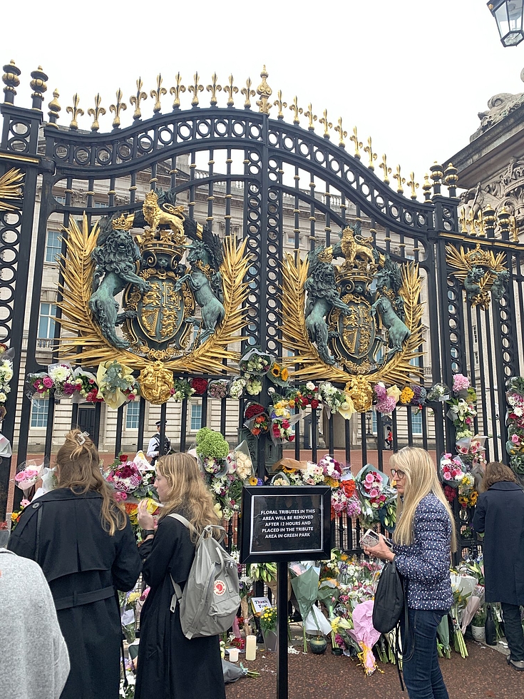 Vor dem Buckingham Palace versammeln sich die Menschen und zeigen ihre Anteilnahme am Tod von Queen Elisabeth II.