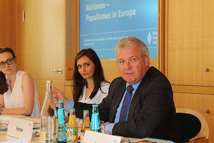 Ferbers Blick geht direkt nach links in die Kamera. Nicht seine erste Aufnahme.