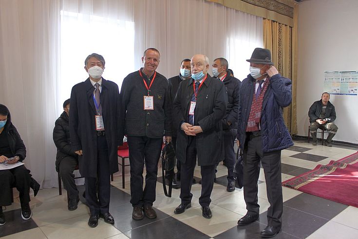 Internationale Wahlbeobachter bei den Parlamentswahlen, unter ihnen auch Dr. Max Georg Meier, Projektleiter der HSS in Zentralasien.
