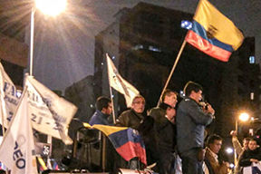 Nächtliche Ansammlung von Menschen, die Fahnen und Transparente halten: Demonstration und Mahnwache vor einem Büro der staatlichen Wahlbehörde CNE (Consejo Nacional Electoral)