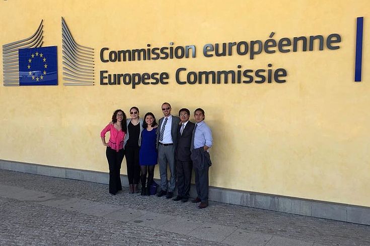 Gruppenbild vor dem Schriftzug am Gebäude der Europäischen Kommission