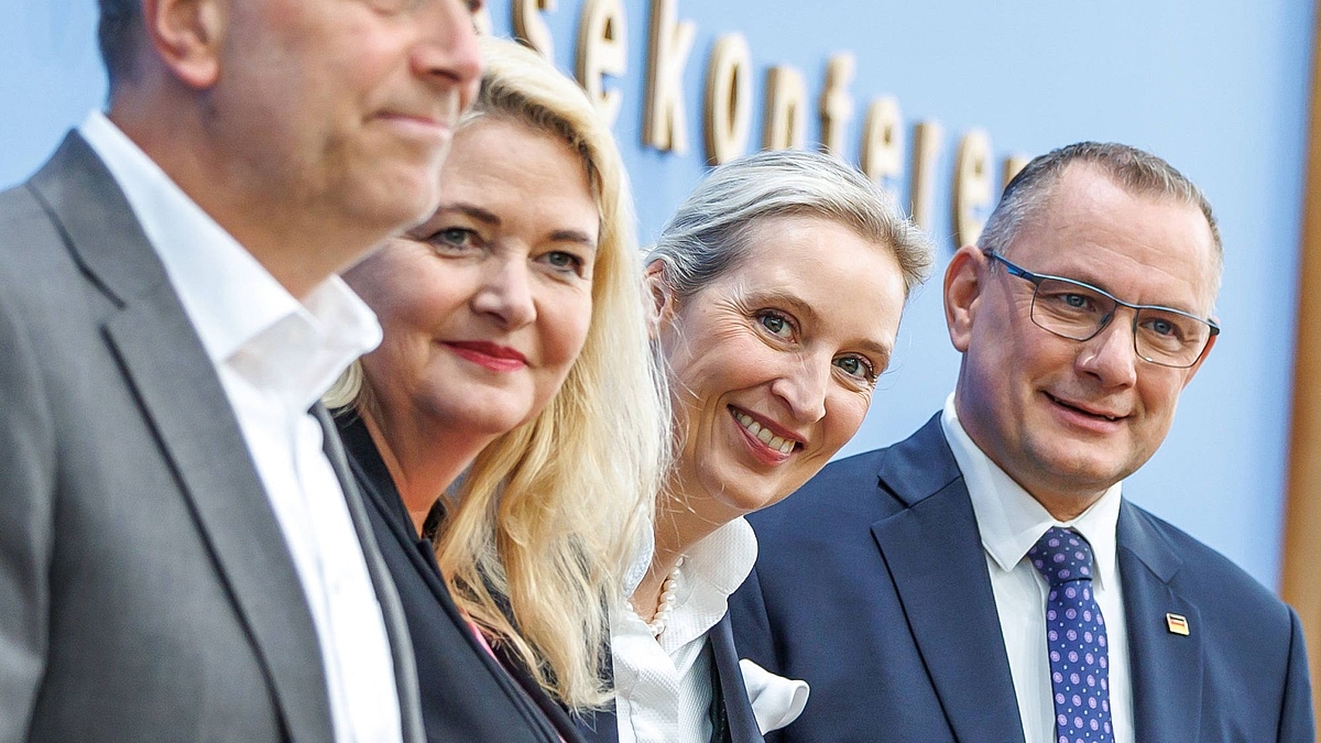 v.re.: Tino Chrupalla, Bundessprecher der AfD und Co-Vorsitzender der AfD-Fraktion im Deutschen Bundestag, Alice Weidel, Bundessprecherin der AfD und Co-Vorsitzende der AfD-Fraktion im Deutschen Bundestag, Kristin Brinker, AfD-Spitzenkandidatin für Berlin, und Leif-Erik Holm, AfD- Kandidat für das Amt des Ministerpräsidenten in Mecklenburg-Vorpommern äußern sich zum Ergebnis der Landtagswahlen in Mecklenburg-Vorpommern und Berlin.